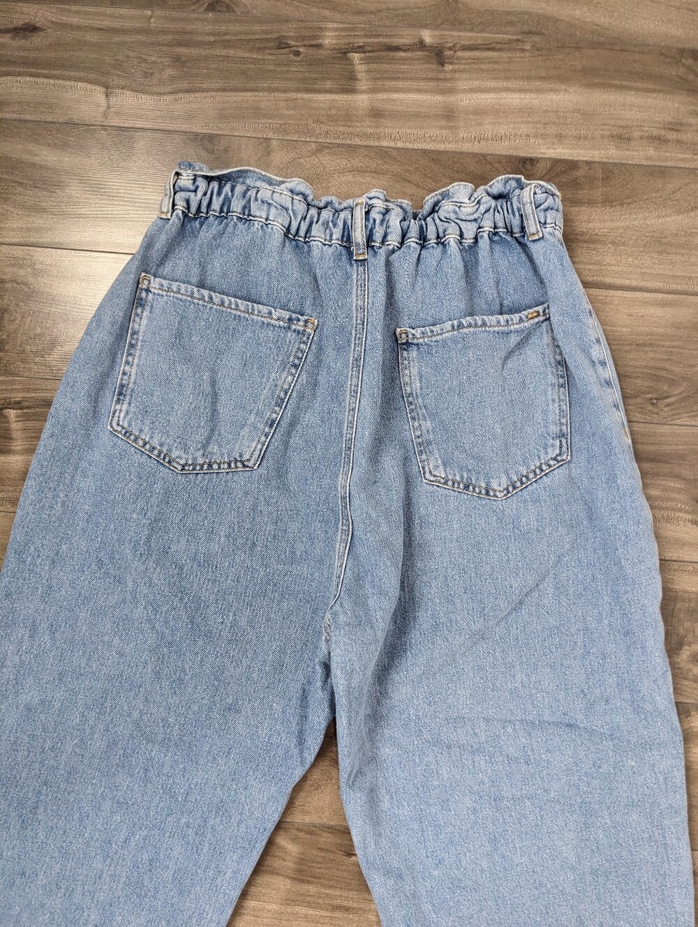 Zara Women's Elastic Waist Mom Jeans Light Wash size 10 Pleated - Picture 9 of 12